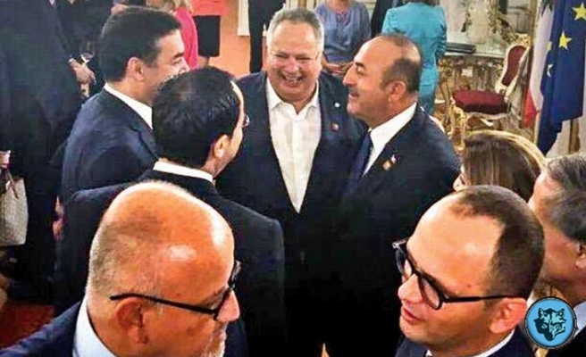 Mevlüt Çavuşoğlu yunanlı dostlarıyla çok mutlu