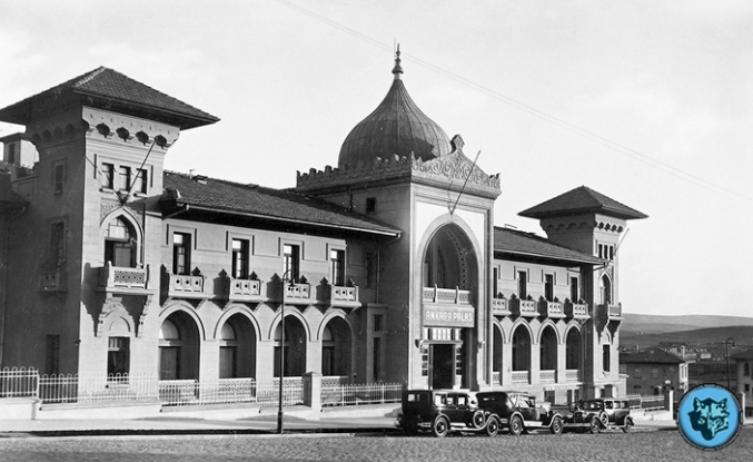 Atatürk'e ait izler siliniyor